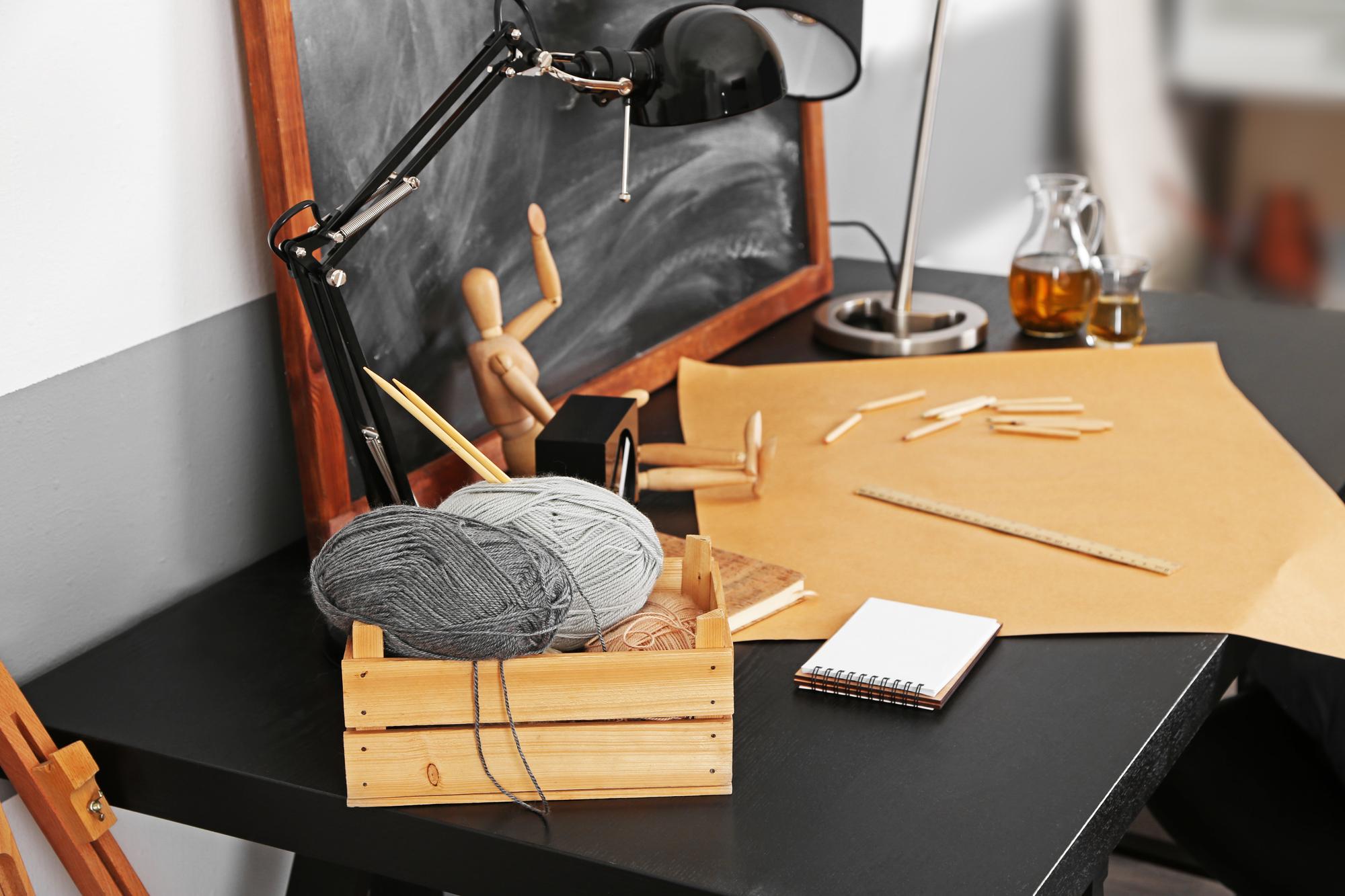 Atelier darbo stalas su siūlais ir audiniu